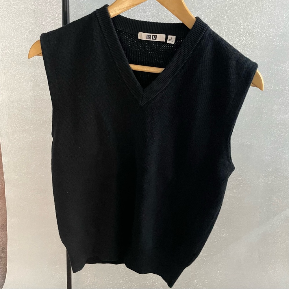 Uniqlo U + Lemaire black knit vest